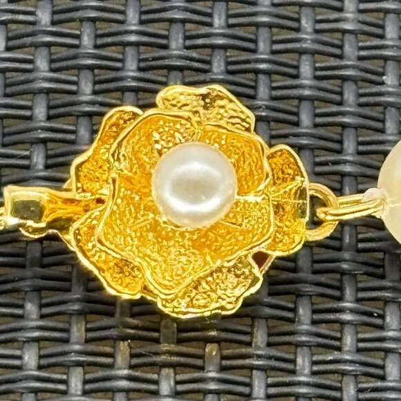 Vintage Faux Pearl Bracelet Flower Shaped Clasp Marked G. Silver 7MM Faux Pearls - Picture 2 of 6